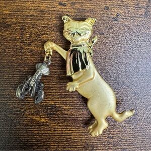 AJC Gold Cat Brooch Holding Lobster Charm ‘Fancy Feast’ Kitschy Kitty Pin VTG